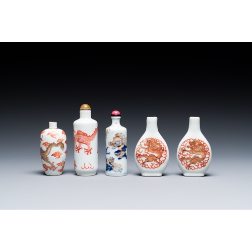 70 - Five Chinese iron-red and doucai snuff bottles, 19/20th C.Description:H.: 9 cm ((the tallest bottle,... 