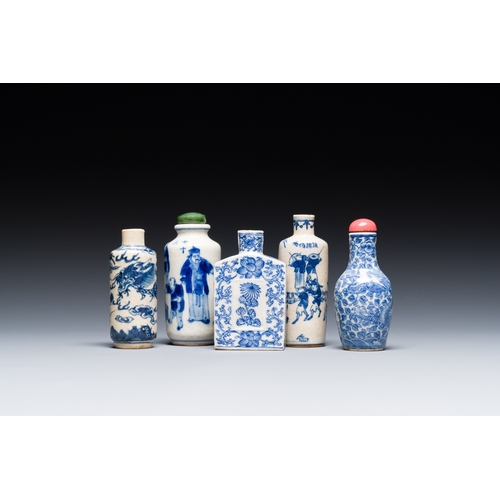 71 - Five Chinese blue and white snuff bottles, 19/20th C.Description:H.: 7 cm (the tallest bottle, incl.... 