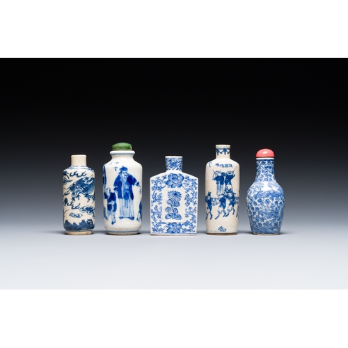 71 - Five Chinese blue and white snuff bottles, 19/20th C.Description:H.: 7 cm (the tallest bottle, incl.... 