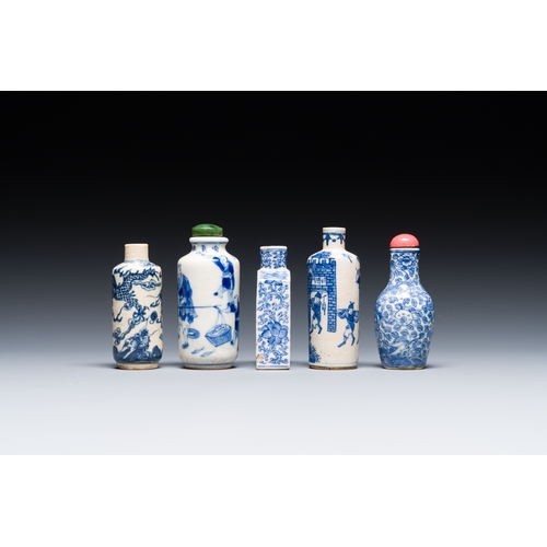 71 - Five Chinese blue and white snuff bottles, 19/20th C.Description:H.: 7 cm (the tallest bottle, incl.... 