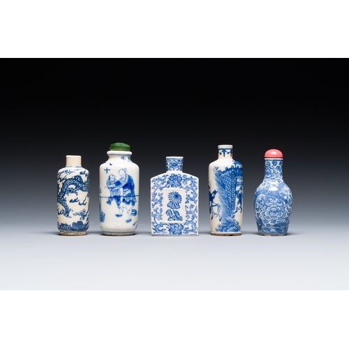 71 - Five Chinese blue and white snuff bottles, 19/20th C.Description:H.: 7 cm (the tallest bottle, incl.... 