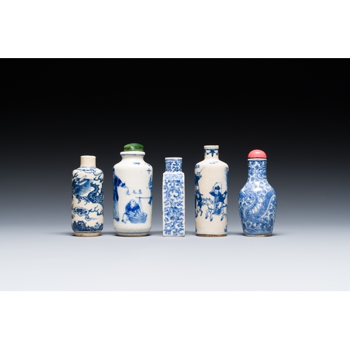 71 - Five Chinese blue and white snuff bottles, 19/20th C.Description:H.: 7 cm (the tallest bottle, incl.... 