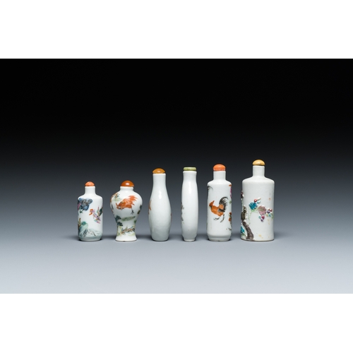 73 - Six Chinese famille rose and iron-red snuff bottles, 18/19th C.Description:H.: 8,7 cm (the tallest b... 