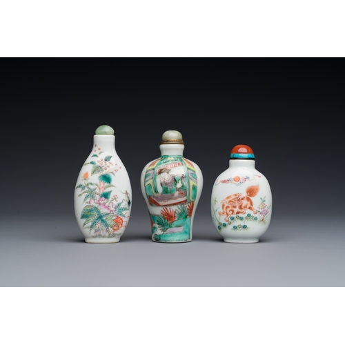 75 - Three Chinese famille rose and verte snuff bottles, 19th C.Description:H.: 8 cm (the tallest bottle,... 