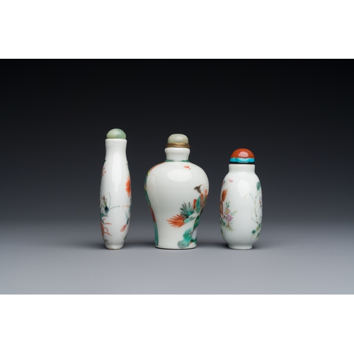 75 - Three Chinese famille rose and verte snuff bottles, 19th C.Description:H.: 8 cm (the tallest bottle,... 