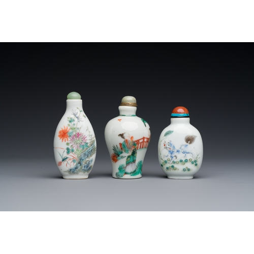 75 - Three Chinese famille rose and verte snuff bottles, 19th C.Description:H.: 8 cm (the tallest bottle,... 