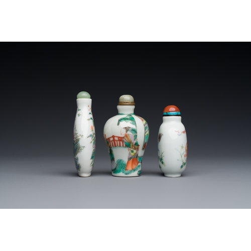 75 - Three Chinese famille rose and verte snuff bottles, 19th C.Description:H.: 8 cm (the tallest bottle,... 