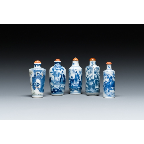 79 - Five Chinese blue, white and wucai snuff bottles, 19th C.Description:H.: 8,5 cm (the tallest bottle,... 