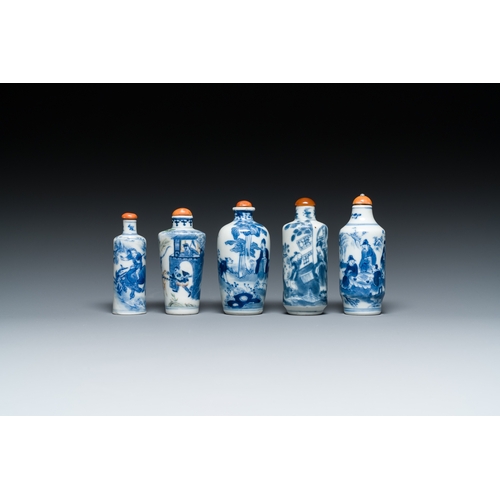 79 - Five Chinese blue, white and wucai snuff bottles, 19th C.Description:H.: 8,5 cm (the tallest bottle,... 