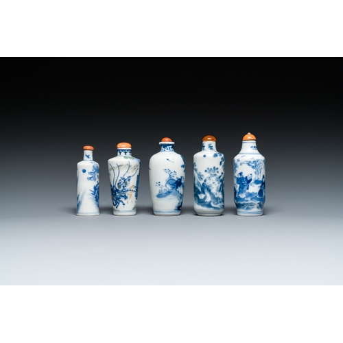 79 - Five Chinese blue, white and wucai snuff bottles, 19th C.Description:H.: 8,5 cm (the tallest bottle,... 