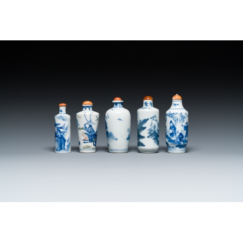 79 - Five Chinese blue, white and wucai snuff bottles, 19th C.Description:H.: 8,5 cm (the tallest bottle,... 