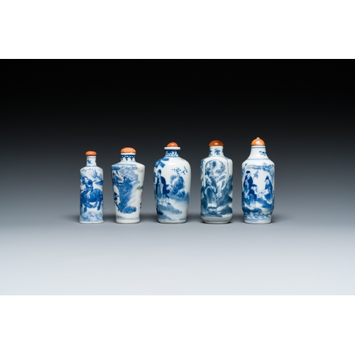 79 - Five Chinese blue, white and wucai snuff bottles, 19th C.Description:H.: 8,5 cm (the tallest bottle,... 