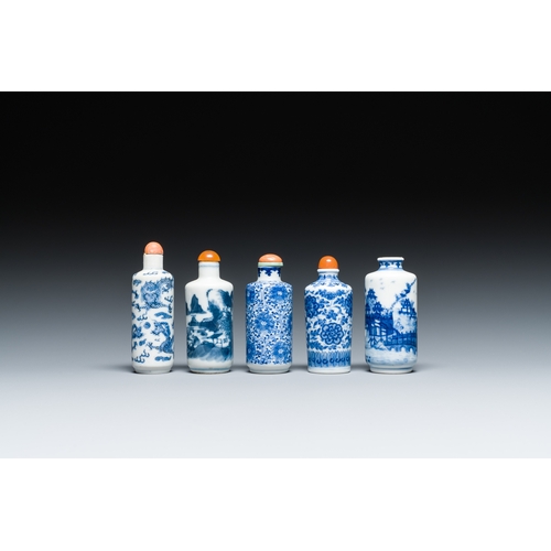 80 - Five Chinese blue and white snuff bottles, 19/20th C.Description:H.: 8,7 cm (the tallest bottle, inc... 