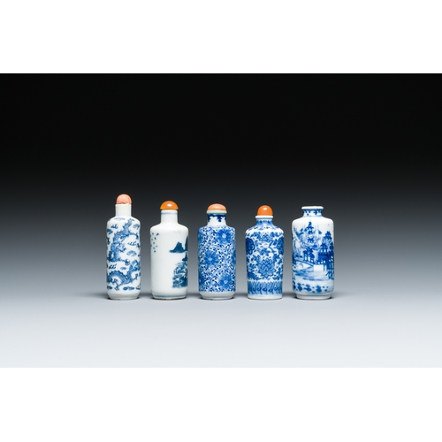 80 - Five Chinese blue and white snuff bottles, 19/20th C.Description:H.: 8,7 cm (the tallest bottle, inc... 