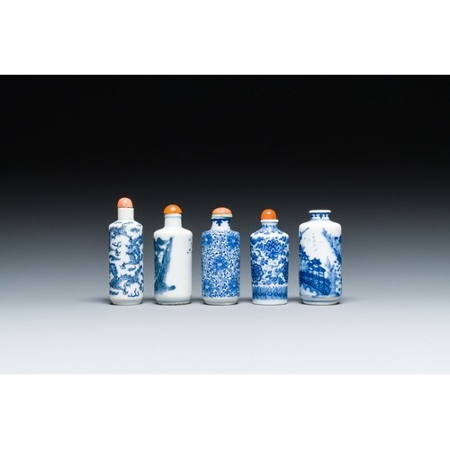 80 - Five Chinese blue and white snuff bottles, 19/20th C.Description:H.: 8,7 cm (the tallest bottle, inc... 