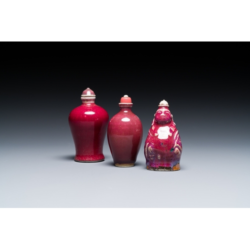 86 - Three Chinese flambe-glazed snuff bottles, 18/19th C.Description:H.: 8,5 cm ((the tallest bottle, in... 