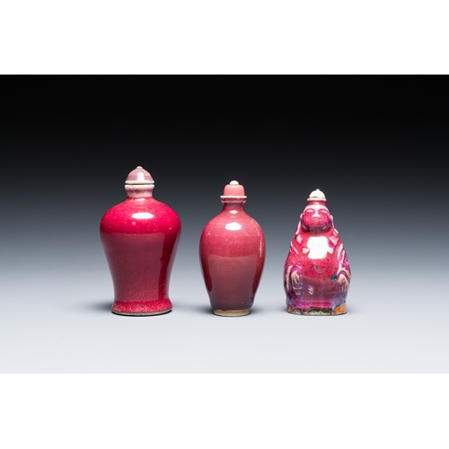 86 - Three Chinese flambe-glazed snuff bottles, 18/19th C.Description:H.: 8,5 cm ((the tallest bottle, in... 