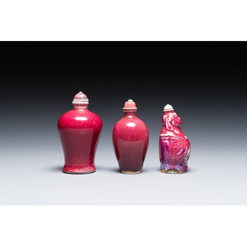 86 - Three Chinese flambe-glazed snuff bottles, 18/19th C.Description:H.: 8,5 cm ((the tallest bottle, in... 