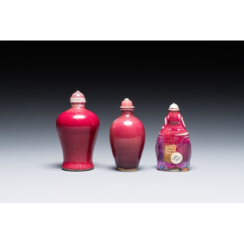 86 - Three Chinese flambe-glazed snuff bottles, 18/19th C.Description:H.: 8,5 cm ((the tallest bottle, in... 