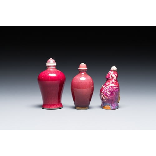 86 - Three Chinese flambe-glazed snuff bottles, 18/19th C.Description:H.: 8,5 cm ((the tallest bottle, in... 