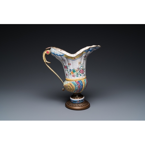 90 - A Chinese Canton enamel helm-shaped ewer with shell-shaped basin, QianlongDescription:Dim.: 40 x 31 ... 