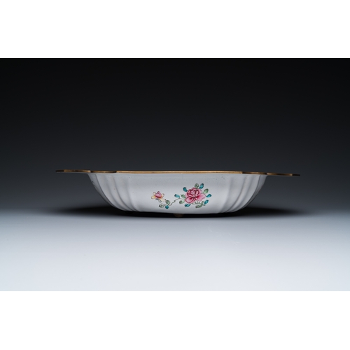 90 - A Chinese Canton enamel helm-shaped ewer with shell-shaped basin, QianlongDescription:Dim.: 40 x 31 ... 