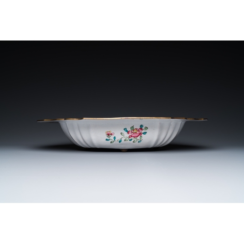 90 - A Chinese Canton enamel helm-shaped ewer with shell-shaped basin, QianlongDescription:Dim.: 40 x 31 ... 