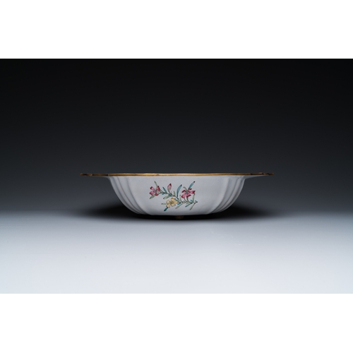 90 - A Chinese Canton enamel helm-shaped ewer with shell-shaped basin, QianlongDescription:Dim.: 40 x 31 ... 