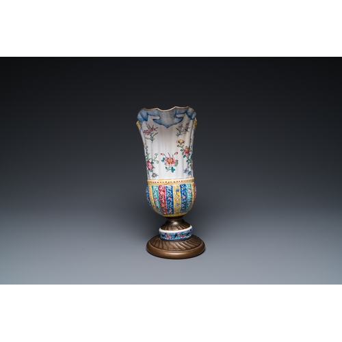 90 - A Chinese Canton enamel helm-shaped ewer with shell-shaped basin, QianlongDescription:Dim.: 40 x 31 ... 