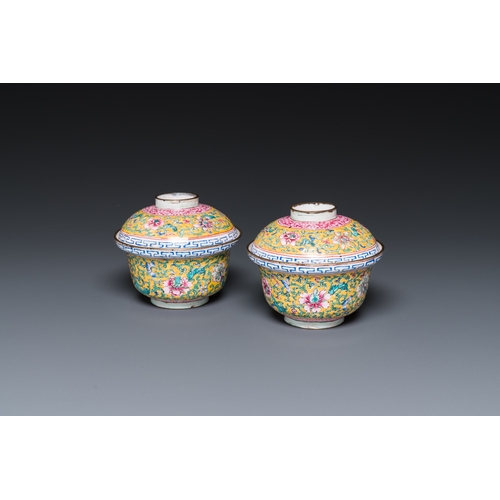 91 - A pair of Chinese Canton enamel bowls and covers, QianlongDescription:Dia.: 9,5 cm - H.: 8 cmConditi... 