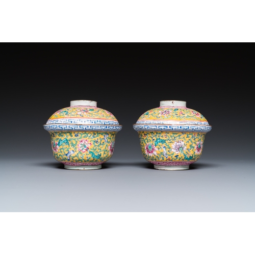 91 - A pair of Chinese Canton enamel bowls and covers, QianlongDescription:Dia.: 9,5 cm - H.: 8 cmConditi... 