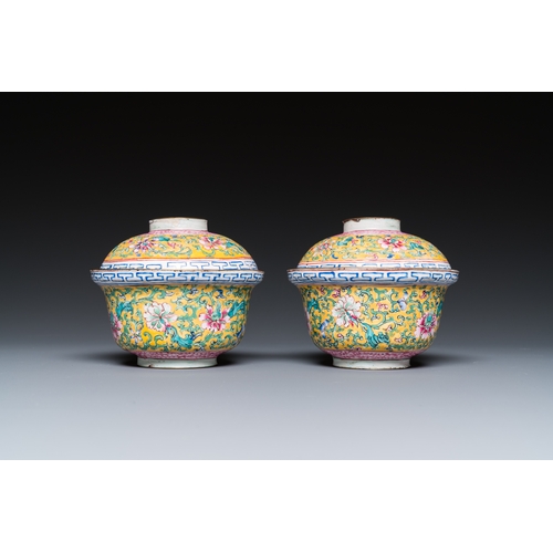 91 - A pair of Chinese Canton enamel bowls and covers, QianlongDescription:Dia.: 9,5 cm - H.: 8 cmConditi... 