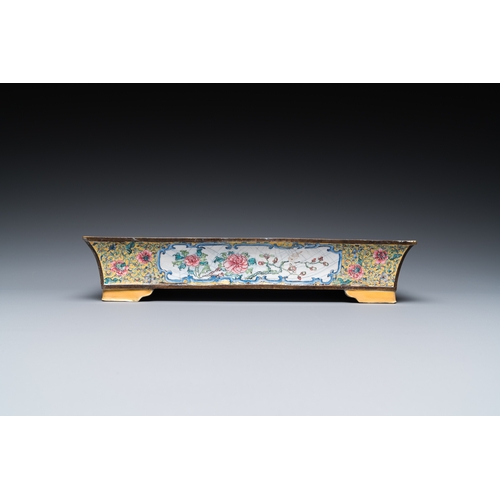 92 - A rectangular Chinese yellow-ground Canton enamel jardiniere, YongzhengDescription:Dim.: 25,5 x 15,5... 