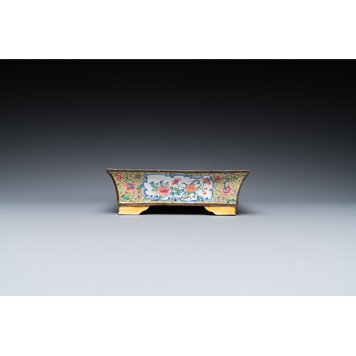 92 - A rectangular Chinese yellow-ground Canton enamel jardiniere, YongzhengDescription:Dim.: 25,5 x 15,5... 