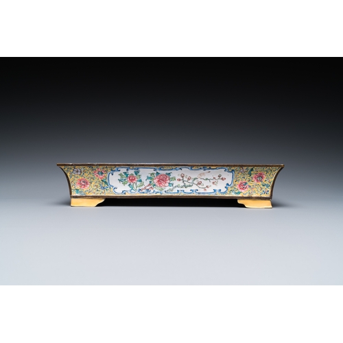 92 - A rectangular Chinese yellow-ground Canton enamel jardiniere, YongzhengDescription:Dim.: 25,5 x 15,5... 