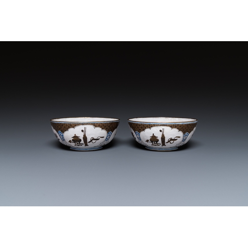 97 - A pair of Chinese Canton enamel 'antiquities' bowls, Yongzheng/QianlongDescription:Dia.: 13 cm - H.:... 