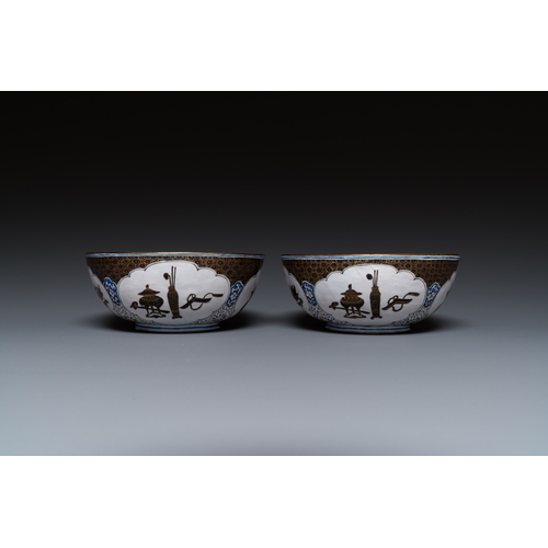 97 - A pair of Chinese Canton enamel 'antiquities' bowls, Yongzheng/QianlongDescription:Dia.: 13 cm - H.:... 