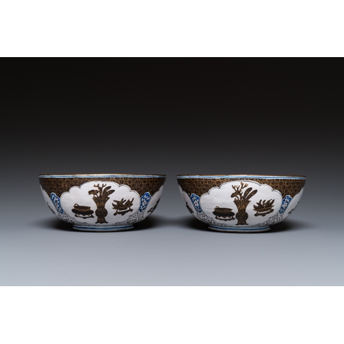 97 - A pair of Chinese Canton enamel 'antiquities' bowls, Yongzheng/QianlongDescription:Dia.: 13 cm - H.:... 