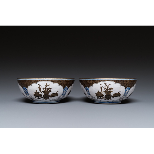 97 - A pair of Chinese Canton enamel 'antiquities' bowls, Yongzheng/QianlongDescription:Dia.: 13 cm - H.:... 