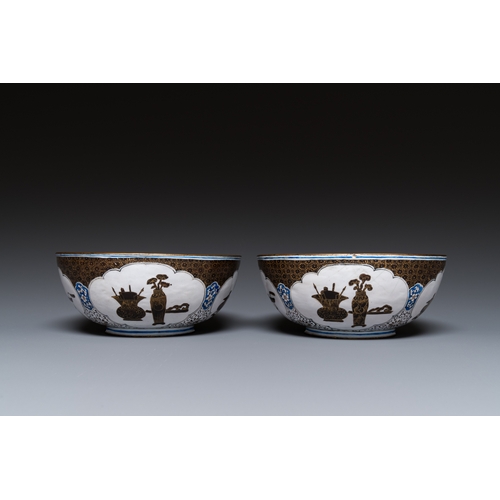 97 - A pair of Chinese Canton enamel 'antiquities' bowls, Yongzheng/QianlongDescription:Dia.: 13 cm - H.:... 