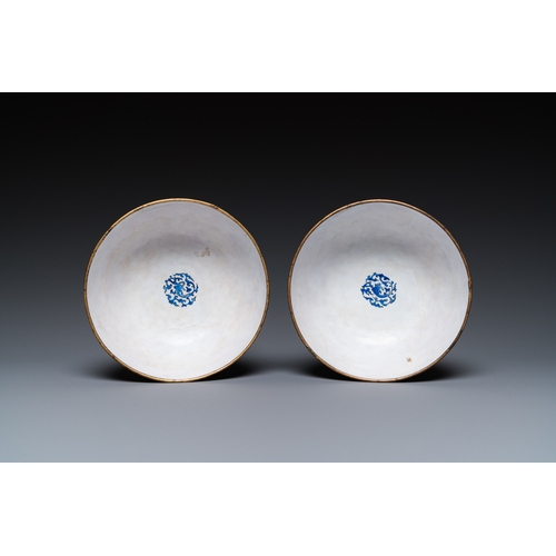 97 - A pair of Chinese Canton enamel 'antiquities' bowls, Yongzheng/QianlongDescription:Dia.: 13 cm - H.:... 