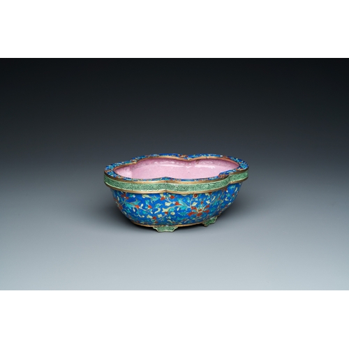 103 - A Chinese blue-ground Canton enamel jardiniere, QianlongDescription:L.: 18,5 cm - H.: 7 cmCondition ... 