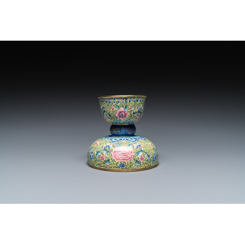 104 - A rare Chinese yellow-ground Canton enamel spittoon, QianlongDescription:Dia.: 9,5 cm - H.: 9 cmCond... 