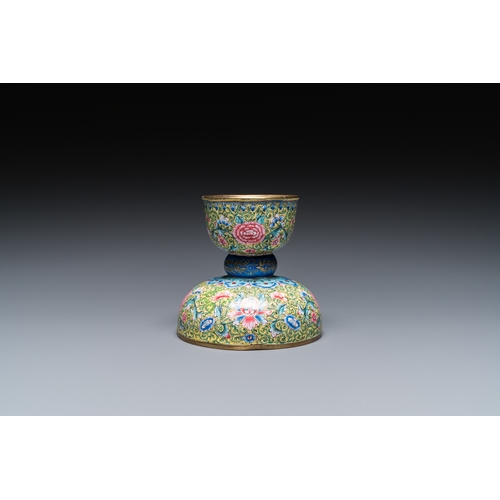 104 - A rare Chinese yellow-ground Canton enamel spittoon, QianlongDescription:Dia.: 9,5 cm - H.: 9 cmCond... 