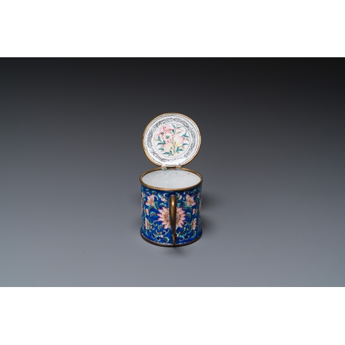 111 - A Chinese Canton enamel mustard jar on stand, QianlongDescription:Dim.: 13 x 13 cm (the stand)Dia.: ... 