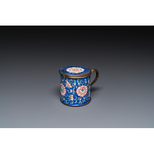 111 - A Chinese Canton enamel mustard jar on stand, QianlongDescription:Dim.: 13 x 13 cm (the stand)Dia.: ... 