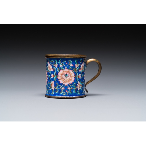 111 - A Chinese Canton enamel mustard jar on stand, QianlongDescription:Dim.: 13 x 13 cm (the stand)Dia.: ... 