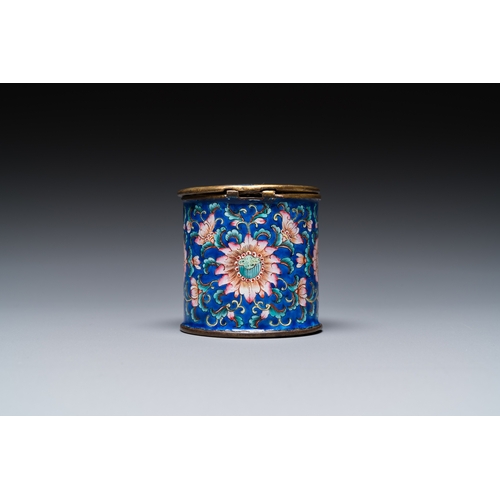 111 - A Chinese Canton enamel mustard jar on stand, QianlongDescription:Dim.: 13 x 13 cm (the stand)Dia.: ... 