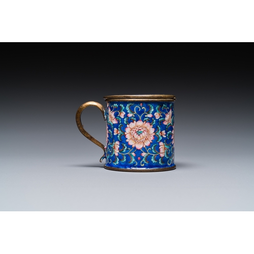 111 - A Chinese Canton enamel mustard jar on stand, QianlongDescription:Dim.: 13 x 13 cm (the stand)Dia.: ... 