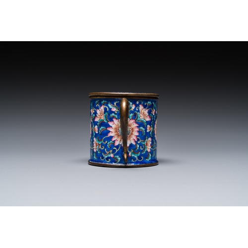 111 - A Chinese Canton enamel mustard jar on stand, QianlongDescription:Dim.: 13 x 13 cm (the stand)Dia.: ... 